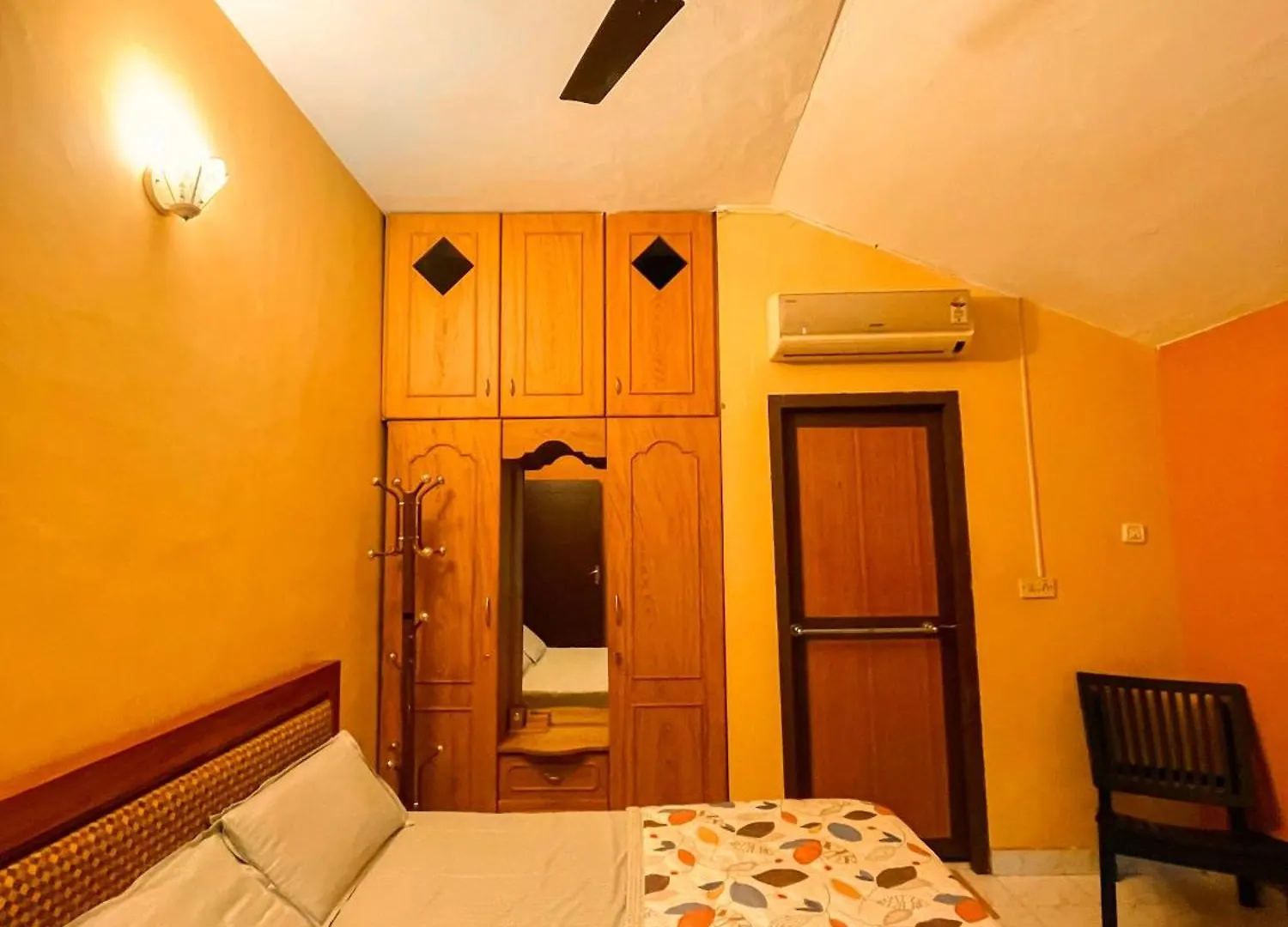 Bough'N Villa 1B - Balcony Room Kozhikode Homestay